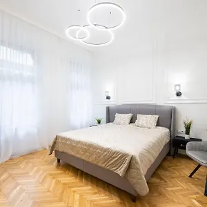 Luxurious 4bedrm 3bathrm W/ Balcony Apartment