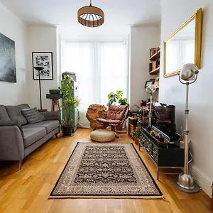 Unique Private W/ Easy Access To Apartment London
